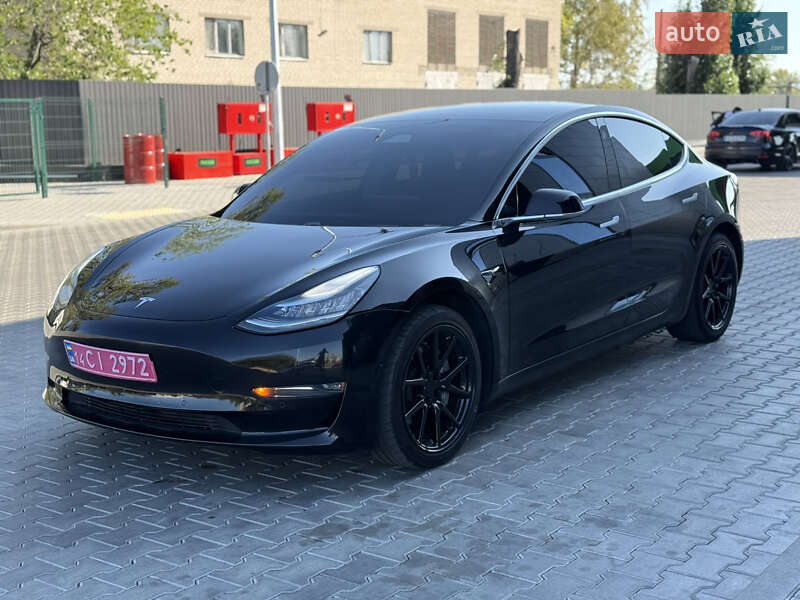 Седан Tesla Model 3 2020 в 