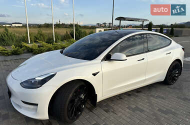 Седан Tesla Model 3 2023 в 