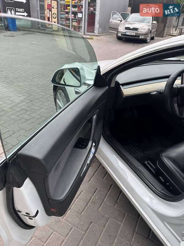 Седан Tesla Model 3 2019 в Львові