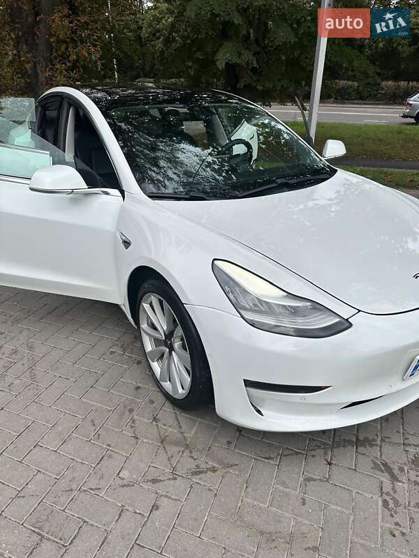 Седан Tesla Model 3 2019 в Львові