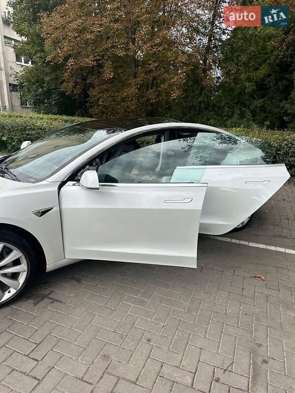 Седан Tesla Model 3 2019 в Львові