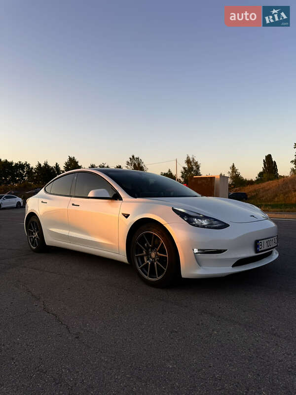 Седан Tesla Model 3 2022 в Киеве