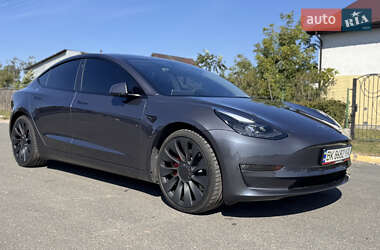 Седан Tesla Model 3 2023 в Бучі