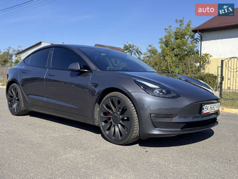 Седан Tesla Model 3 2023 в 