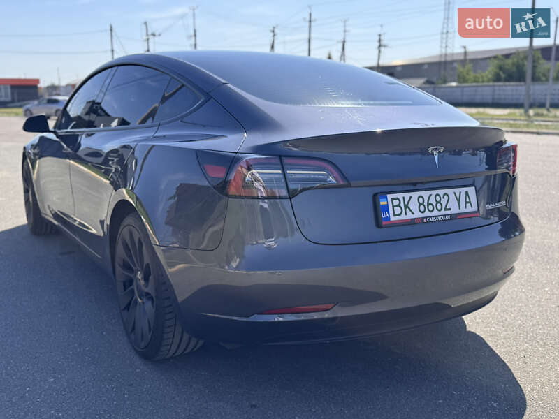 Седан Tesla Model 3 2023 в Буче
