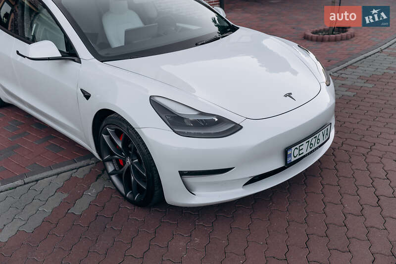 Седан Tesla Model 3 2023 в Чернівцях