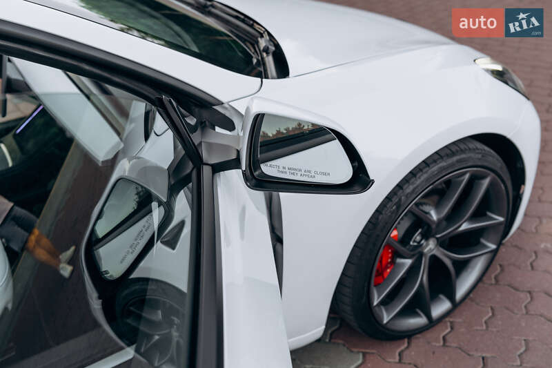 Седан Tesla Model 3 2023 в Чернівцях
