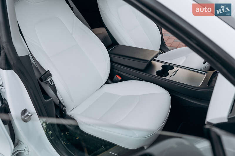 Седан Tesla Model 3 2023 в Чернівцях