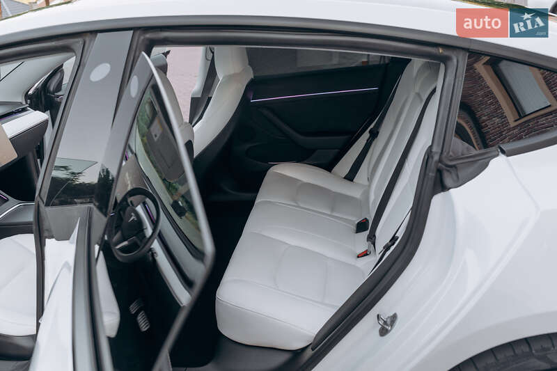 Седан Tesla Model 3 2023 в Чернівцях