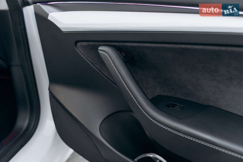 Седан Tesla Model 3 2023 в Чернівцях