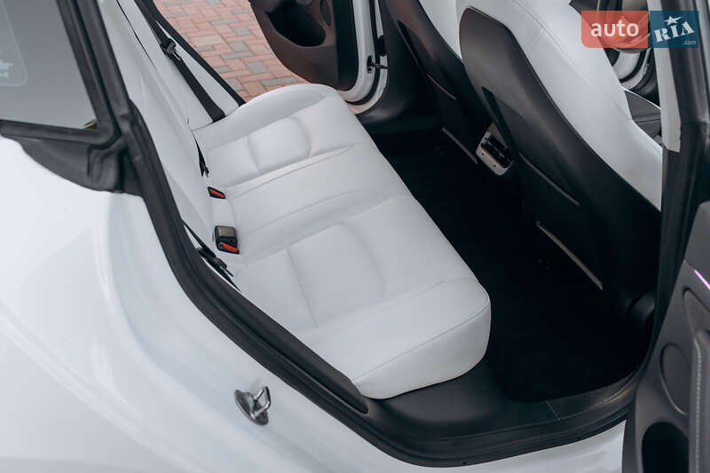 Седан Tesla Model 3 2023 в Чернівцях