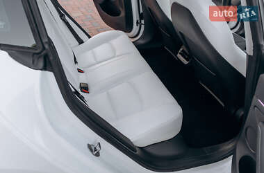 Седан Tesla Model 3 2023 в 