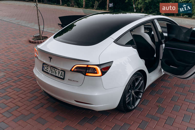 Седан Tesla Model 3 2023 в Чернівцях