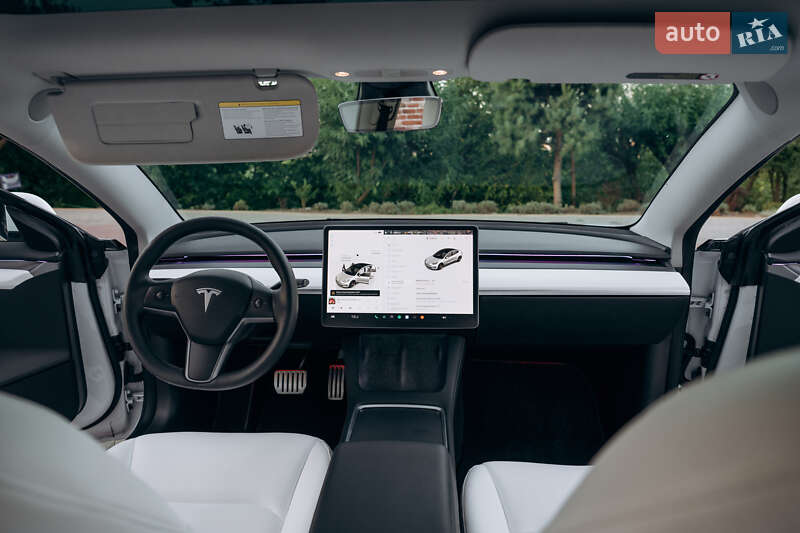 Седан Tesla Model 3 2023 в Чернівцях