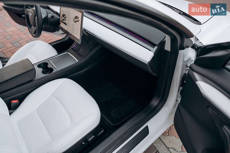 Седан Tesla Model 3 2023 в Чернівцях