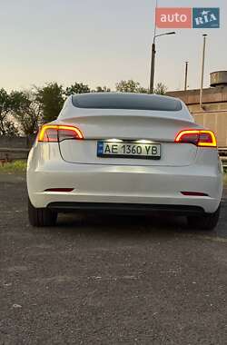 Седан Tesla Model 3 2022 в 