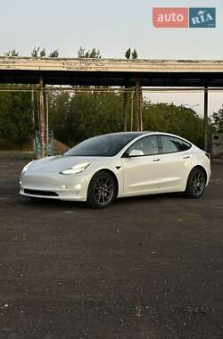 Седан Tesla Model 3 2022 в 