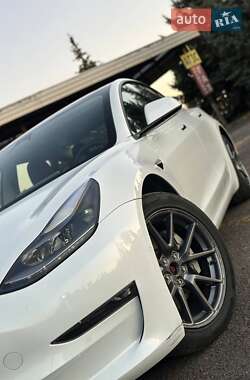 Седан Tesla Model 3 2022 в 