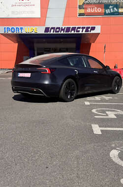 Седан Tesla Model 3 2024 в 
