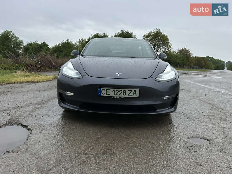 Седан Tesla Model 3 2019 в Черновцах