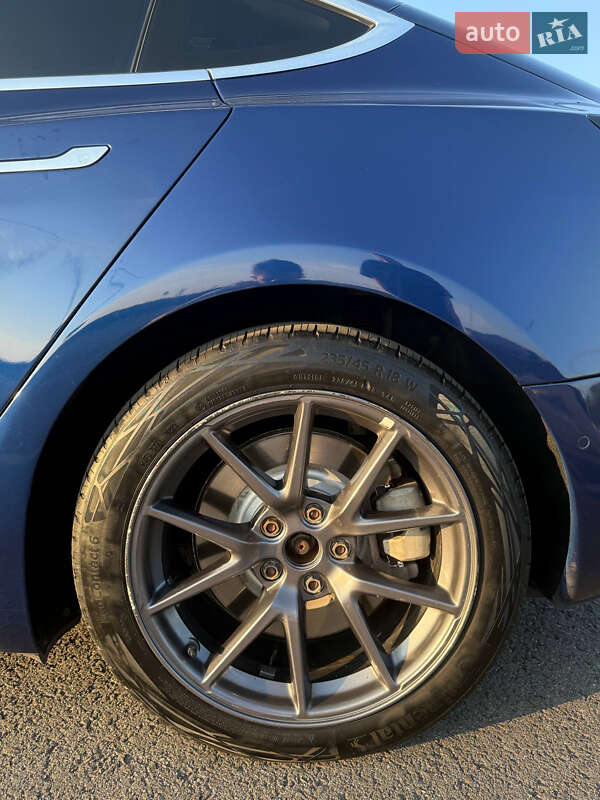 Седан Tesla Model 3 2018 в Львові