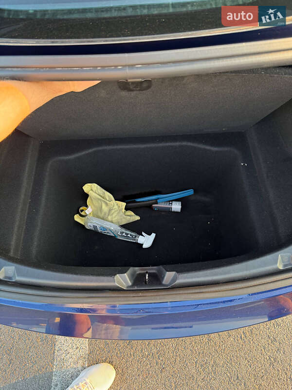 Седан Tesla Model 3 2018 в Львові