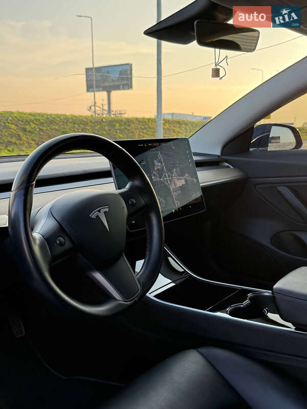 Седан Tesla Model 3 2018 в Львові