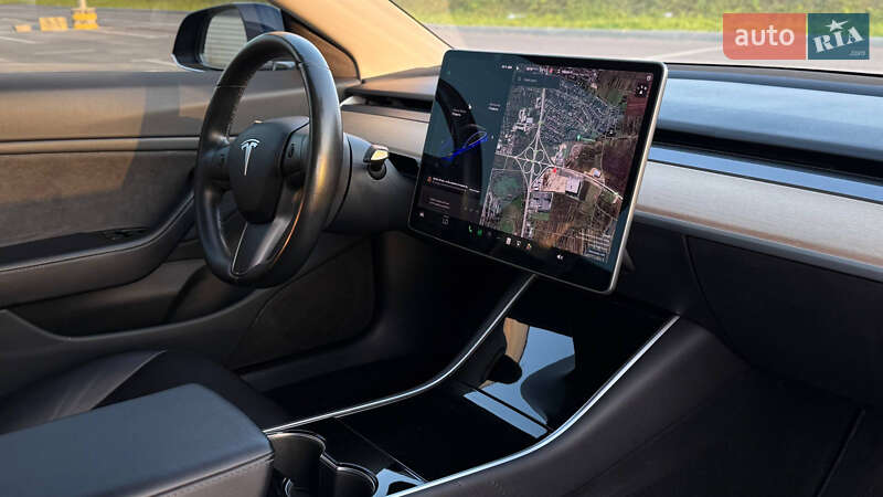 Седан Tesla Model 3 2018 в Львові