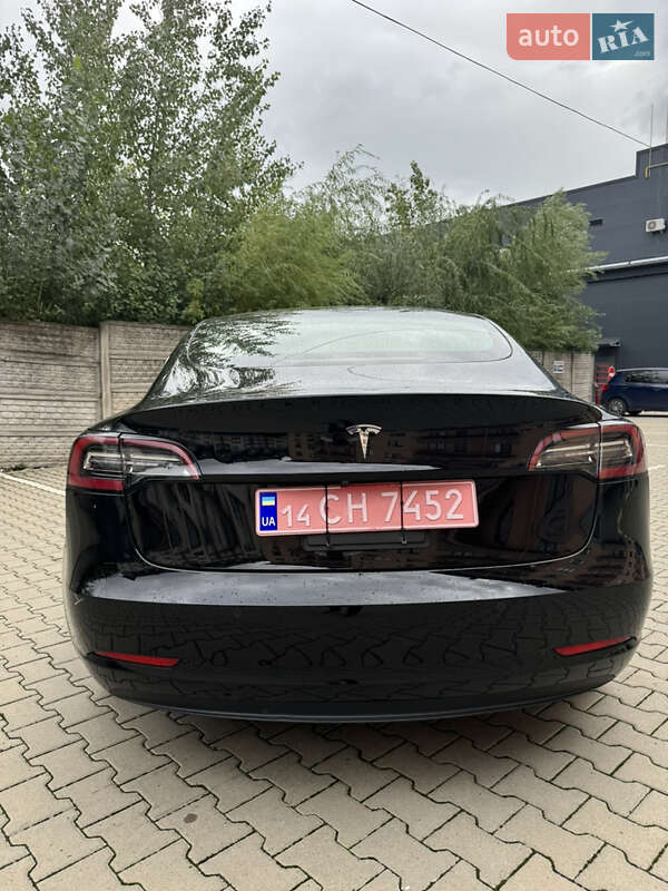 Седан Tesla Model 3 2020 в Ужгороде