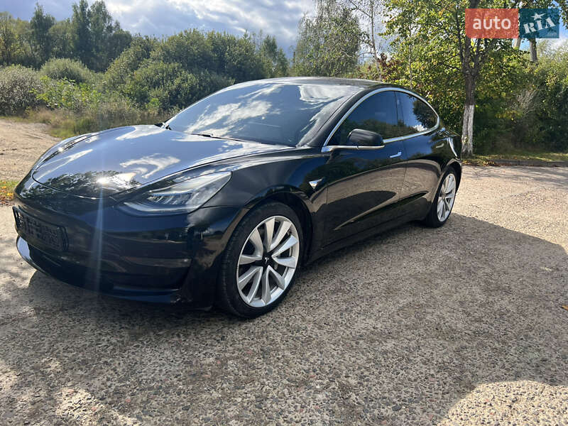 Седан Tesla Model 3 2018 в Долині