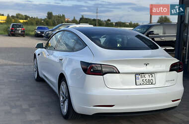 Седан Tesla Model 3 2022 в 