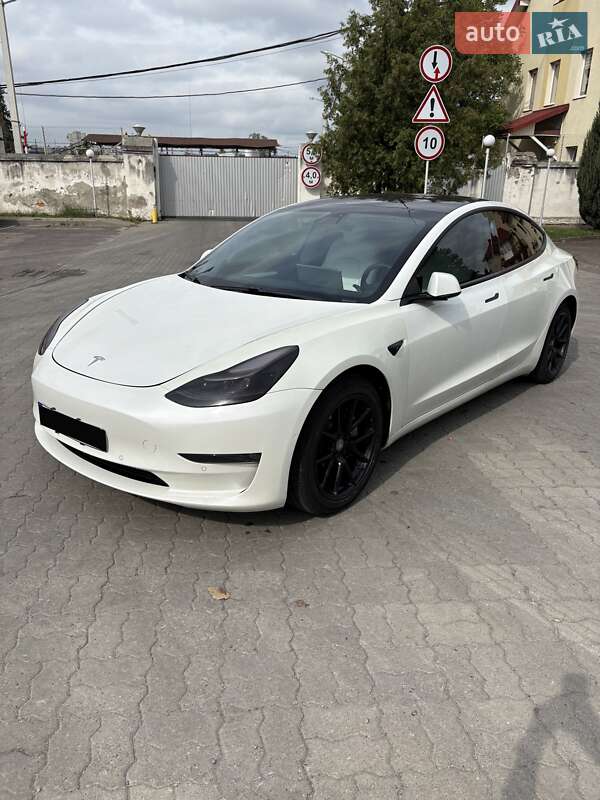 Седан Tesla Model 3 2021 в Львові