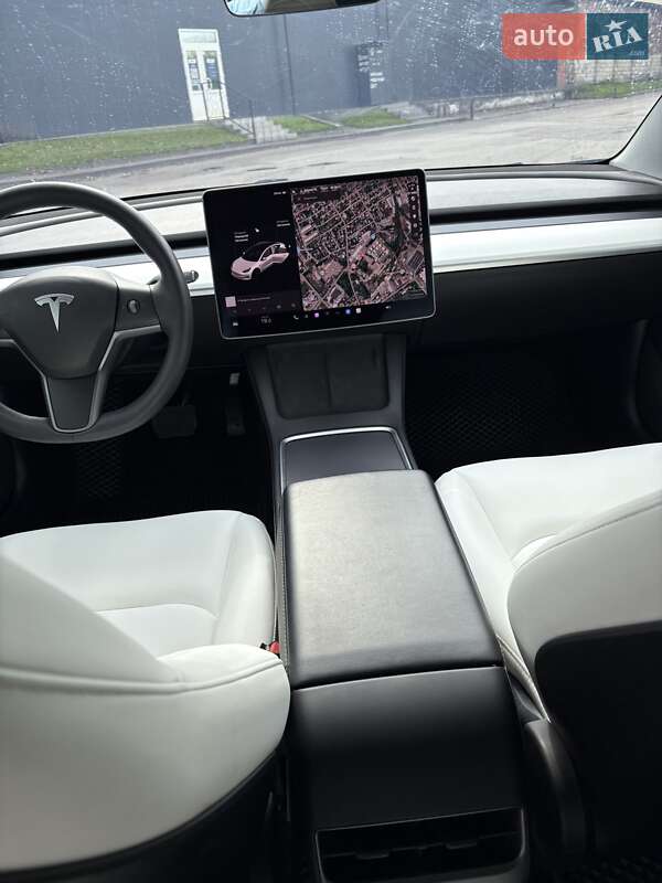 Седан Tesla Model 3 2021 в Львові