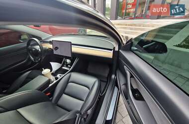 Седан Tesla Model 3 2018 в Львові
