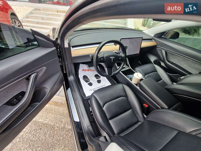 Седан Tesla Model 3 2018 в Львове