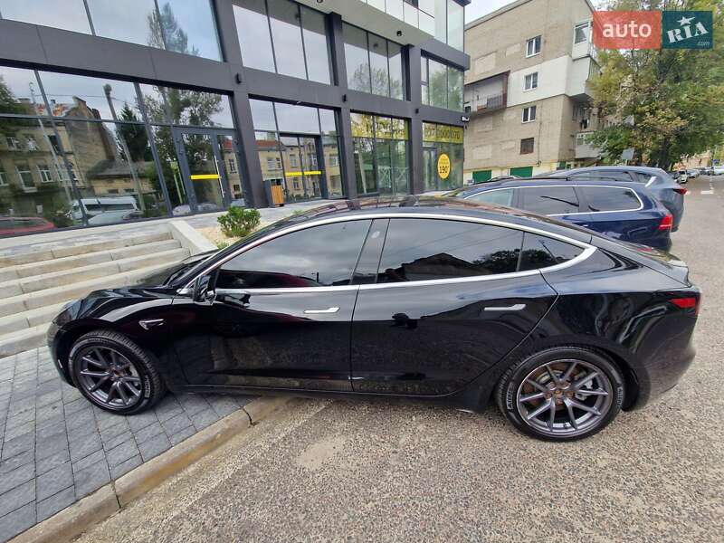 Седан Tesla Model 3 2018 в Львове