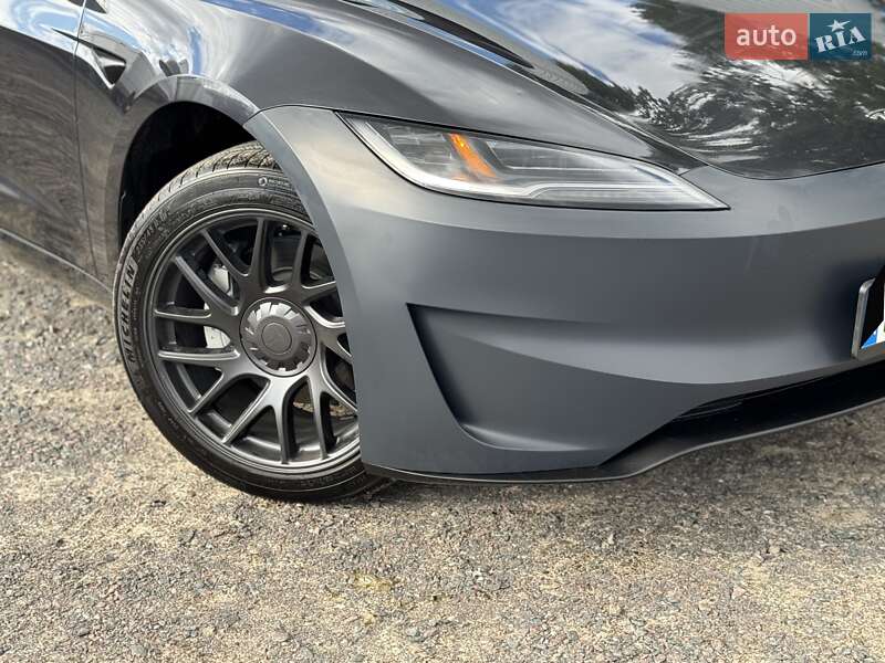 Седан Tesla Model 3 2024 в 