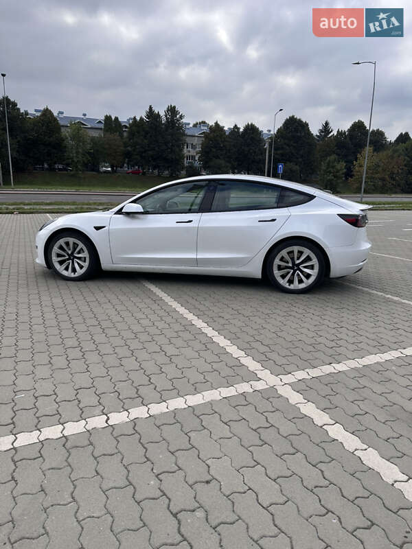 Седан Tesla Model 3 2020 в Львове