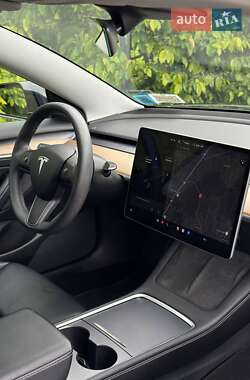 Седан Tesla Model 3 2021 в 