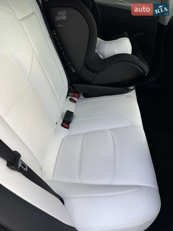 Седан Tesla Model 3 2022 в Львові