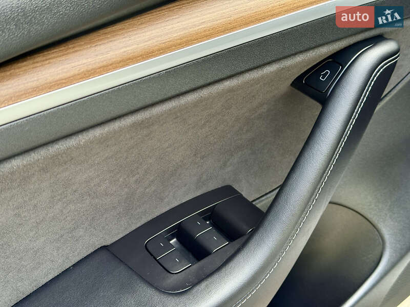 Седан Tesla Model 3 2021 в Виннице