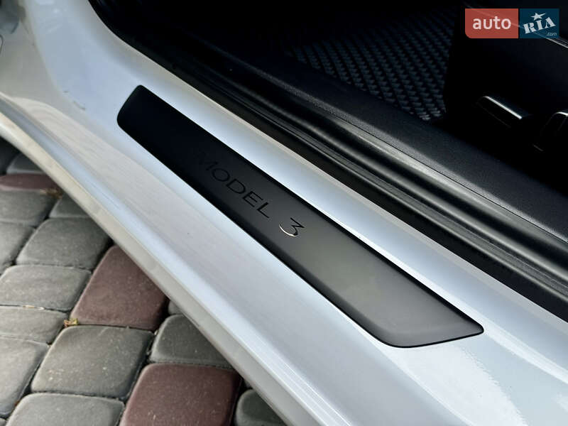 Седан Tesla Model 3 2021 в Виннице
