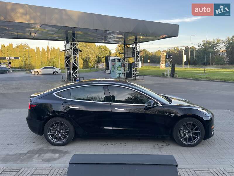 Седан Tesla Model 3 2018 в Львові