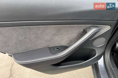 Седан Tesla Model 3 2023 в 