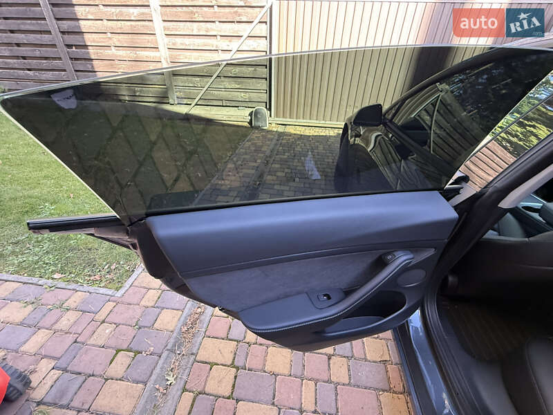 Седан Tesla Model 3 2022 в Буче