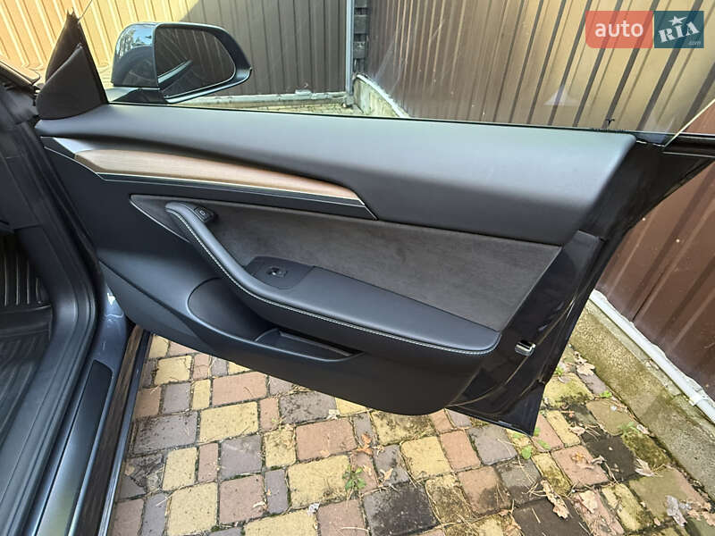 Седан Tesla Model 3 2022 в Буче