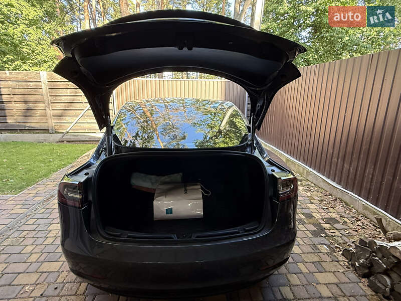 Седан Tesla Model 3 2022 в Буче