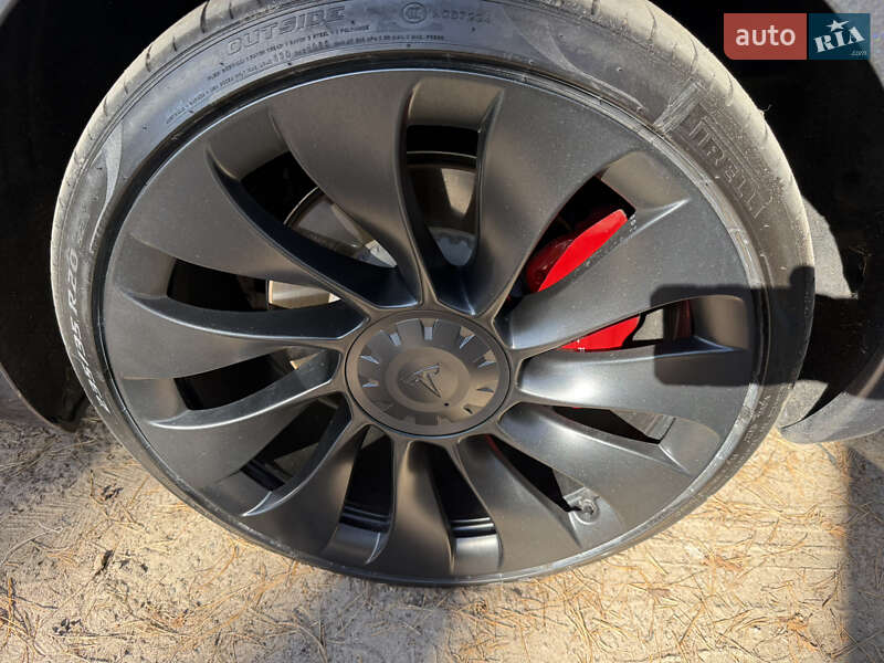 Седан Tesla Model 3 2022 в Буче