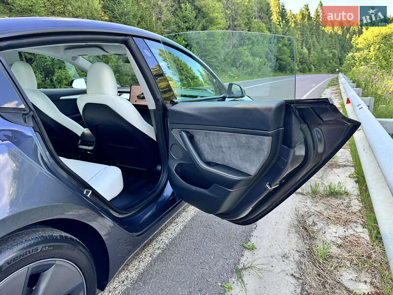 Седан Tesla Model 3 2023 в Львове