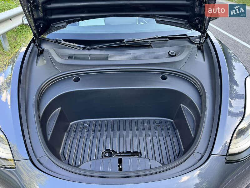Седан Tesla Model 3 2023 в Львове